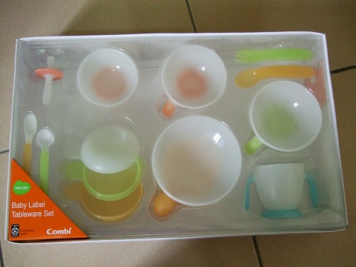 Combi 優質學習訓練餐具打開後的所有餐具